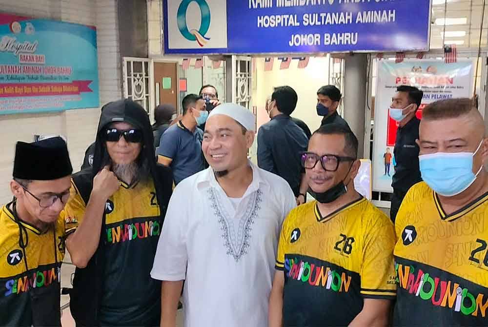 Kumpulan Senario hadir ke HSA untuk menziarahi Hamdan.