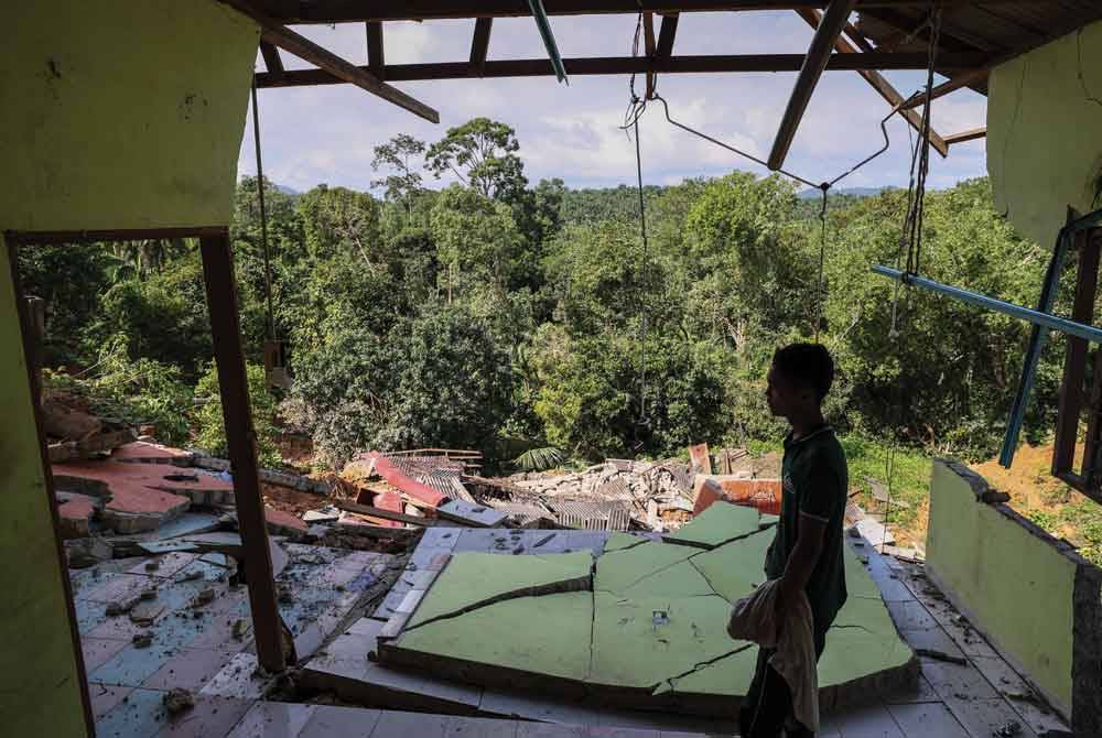 Keadaan rumah milik keluarga Muhammad Ubaidillah yang rosak akibat tanah runtuh di Felda Neram 2, Kemaman. - Foto Bernama