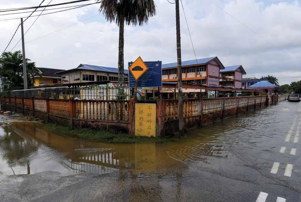 JPN Kelantan membenarkan pelajar sekolah di negeri itu yang terjejas akibat banjir baru-baru ini untuk hadir berpakaian biasa apabila sesi persekolahan bermula esok. - Foto Bernama