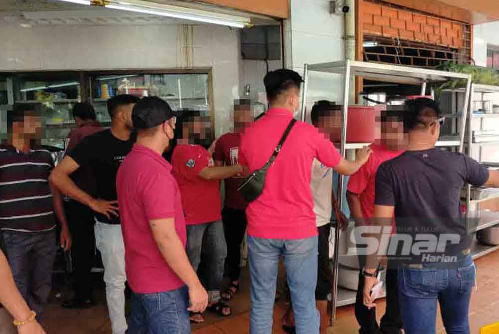 Sebanyak 30 premis diperiksa dalam Ops Sapu pada Isnin. Foto SINAR HARIAN - MOHD RAFIQ REDZUAN HAMZAH.