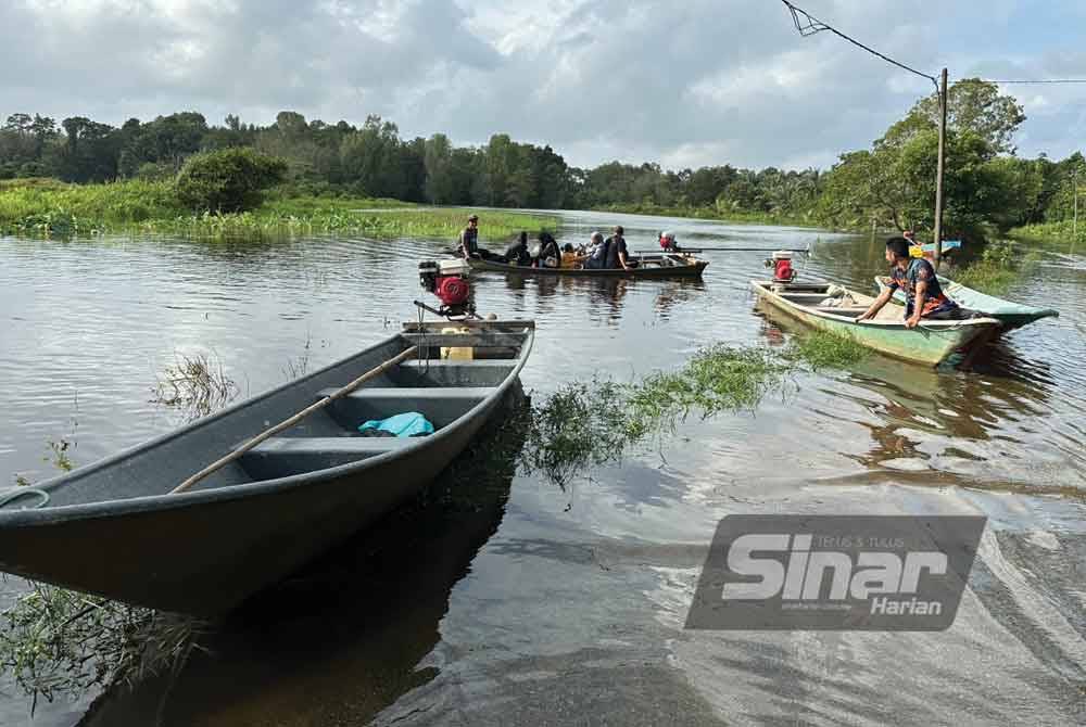 Bot yang digunakan penduduk sebagai pengangkutan sementara pada musim banjir.
