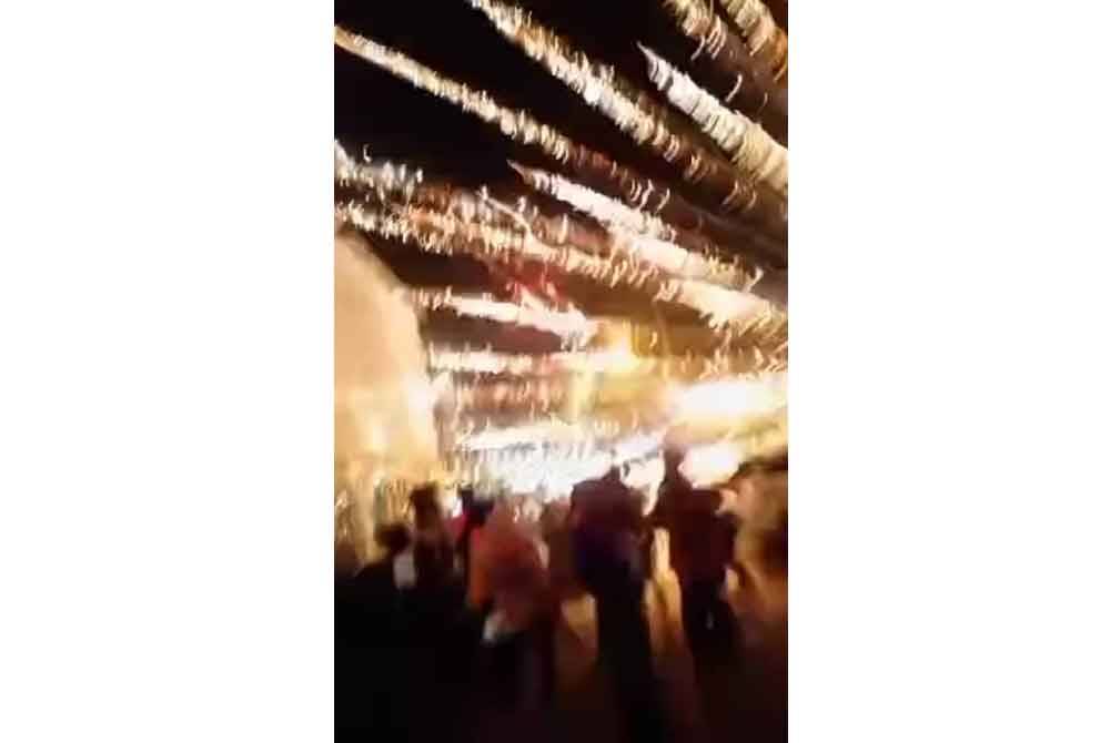 Orang ramai bertempiaran lari apabila bunga api secara tiba-tiba meletup di permukaan tanah.