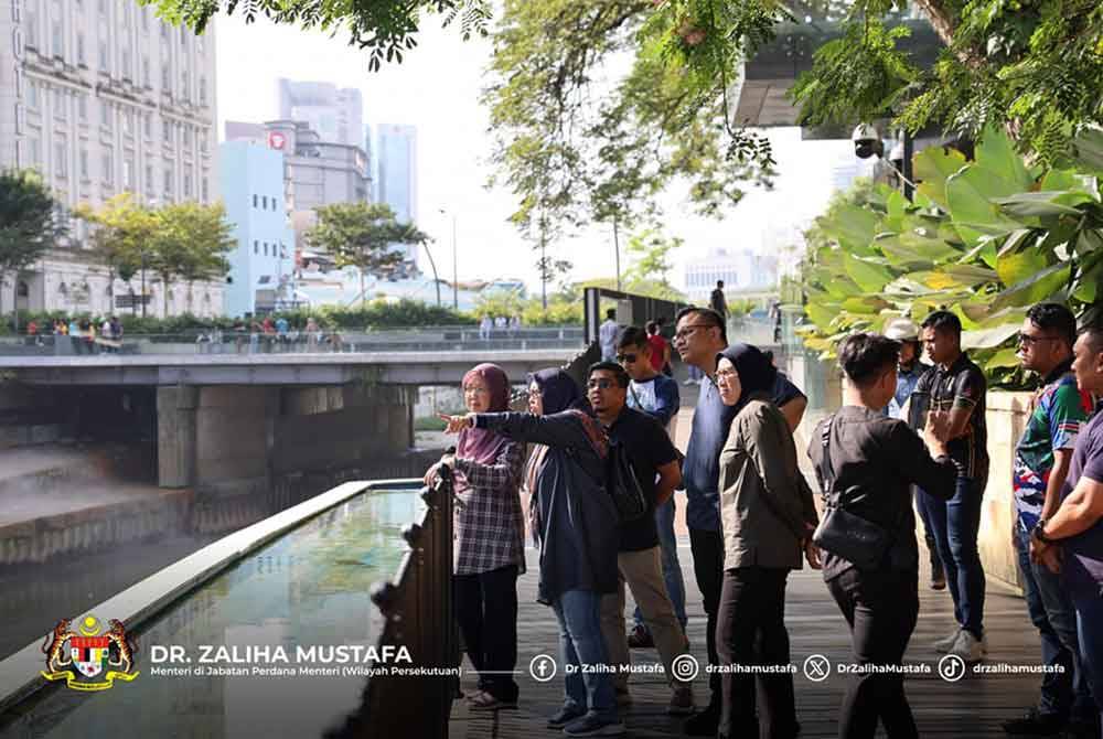 Dr Zaliha meninjau kawasan sekitar Kuala Lumpur pada Isnin bagi memahami sendiri isu-isu dan permasalahan setempat yang boleh ditambah baik dan diselesaikan. - Foto Facebook Dr Zaliha
