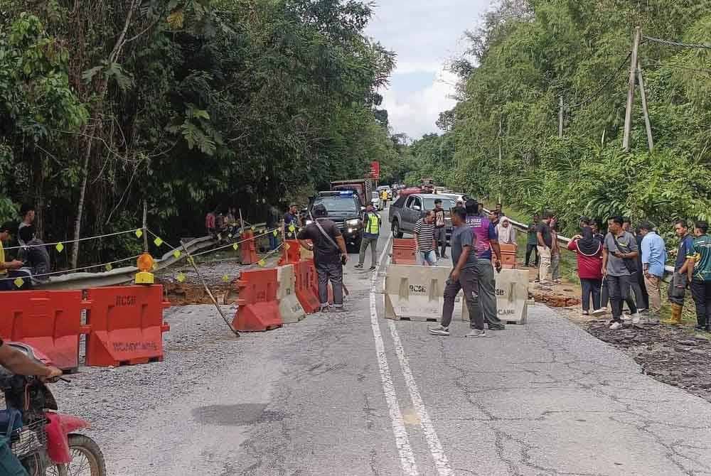 Sementara itu Jabatan Kerja Raya (JKR) menerusi satu hantaran di laman Facebook memaklumkan laluan tersebut ditutup sepenuhnya kepada semua kenderaan pada Isnin.