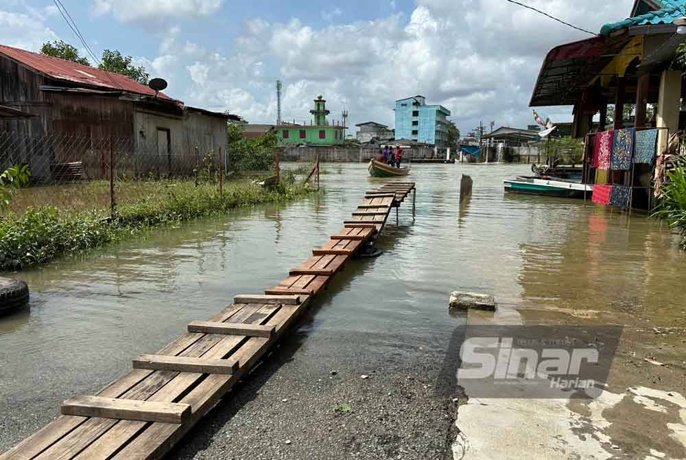 Sempadan negara antara Malaysia dan Thailand di Sungai Golok.