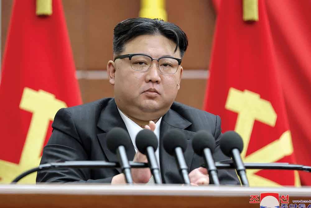 Kim Jong Un menghadiri mesyuarat Parti Pekerja Korea (WPK) di bangunan ibu pejabat Jawatankuasa Pusat Parti di Pyongyang. - Foto: AFP