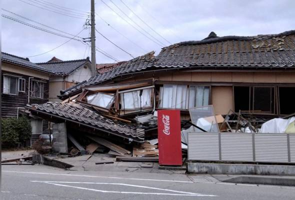 Sebuah rumah runtuh berikutan gempa bumi di Wajima, Ishikawa, hari ini. - Gambar/ REUTERS