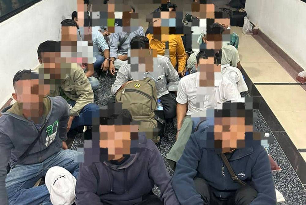 16 pendatang asing tanpa izin (PATI) ditahan menerusi sekatan jalan raya (SJR) sempena Op Ambang Tahun Baharu 2024 di Gua Musang pada Isnin.