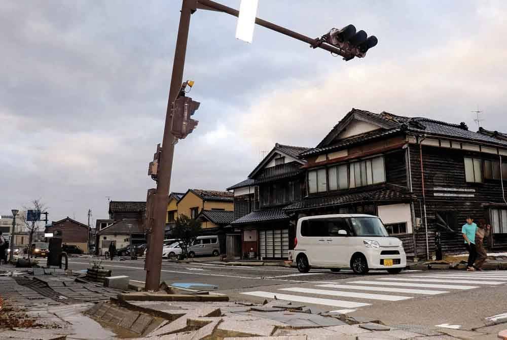 Keadaan turapan di tepi jalan di bandar Wajima, rosak teruk selepas gempa bumi berukuran 7.5 magnitud melanda wilayah Noto di wilayah Ishikawa pada sebelah petang. - Foto AFP