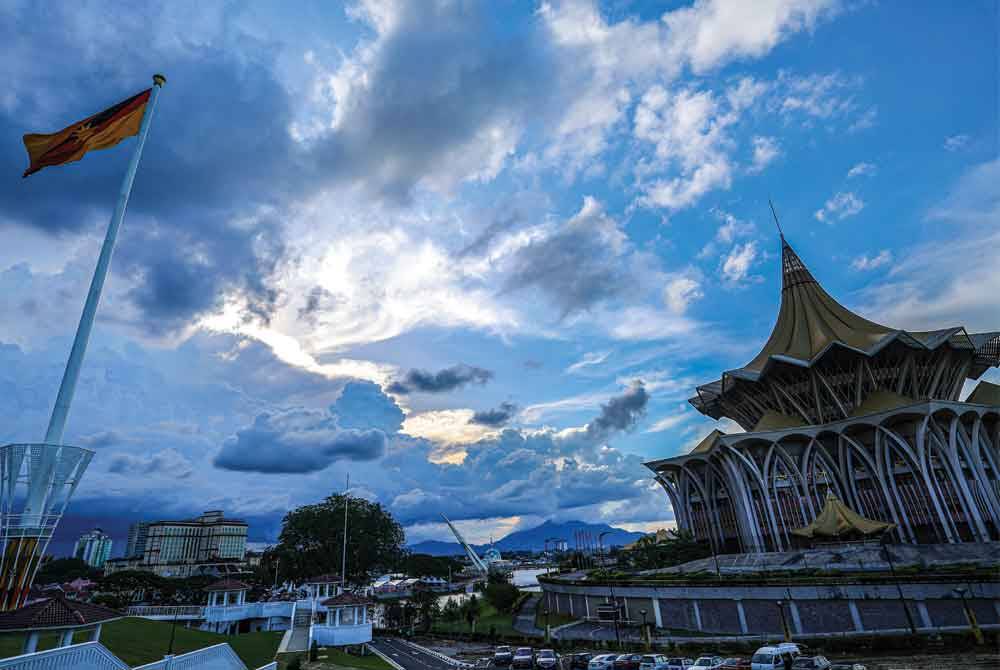 Tiang bendera negeri Sarawak yang kini dikenali sebagai ‘Ibu Pertiwi’ mempunyai ketinggian 99 Meter itu diiktiraf oleh Malaysia Book of Record (MBOR) sebagai tertinggi di Asia Tenggara. - Foto Bernama