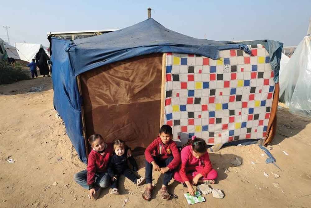 Vaksin untuk kanak-kanak mula memasuki Semenanjung Gaza melalui lintasan sempadan Rafah buat kali pertama sejak tercetusnya konflik di wilayah itu pada 7 Oktober. - Foto REUTERS