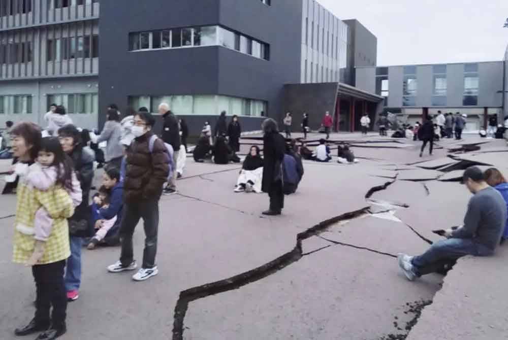 Lebih banyak kerosakan dan kecederaan dilaporkan selepas gempa bumi kuat menggegarkan pantai barat Jepun pada Isnin.