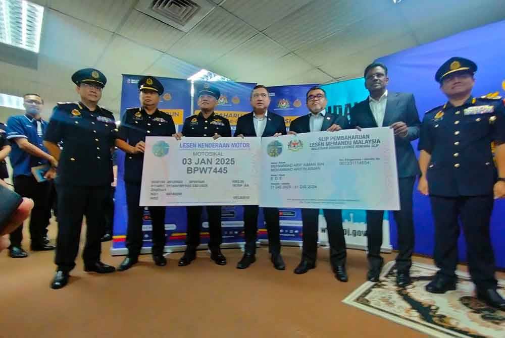 Anthony (tengah) mengadakan lawatan kerja ke JPJ Negeri Selangor di Jalan Padang Jawa, Seksyen 16, di sini pada Selasa.