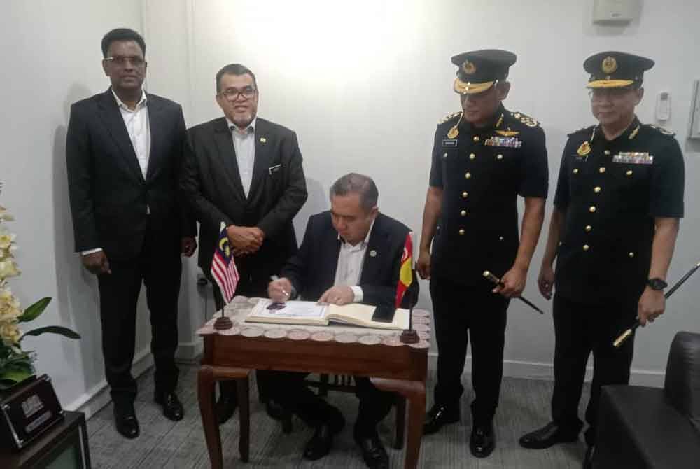 Anthony (tengah) mengadakan lawatan kerja ke JPJ Negeri Selangor di Jalan Padang Jawa, Seksyen 16, di sini pada Selasa.