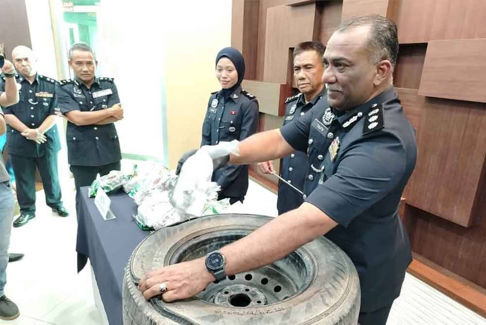 Fisol (dua dari kanan) menyaksikan modus operandi yang dibongkar polis menggunakan tayar ganti.