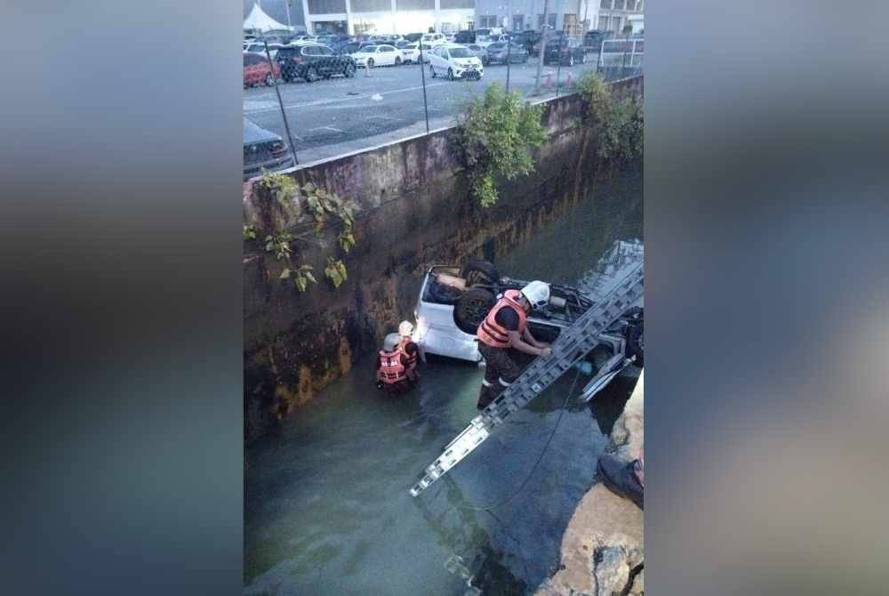 MPV jenis Toyota Alphard yang terbabas masuk ke dalam longkang.