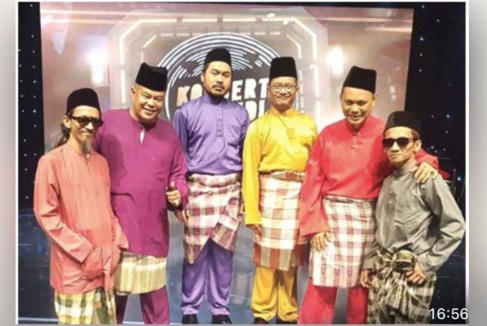 Hamdan (dua dari kanan), bersama kumpulan Senario.