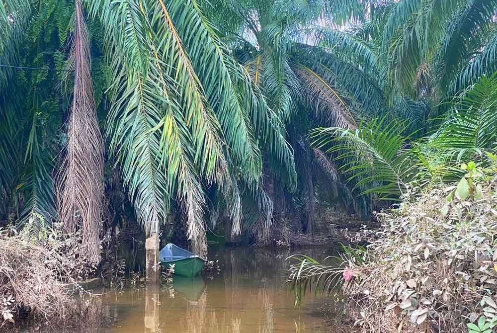 Laluan masuk ke Kampung Bendang Perol, Rantau Panjang masih dinaiki air pada Selasa.