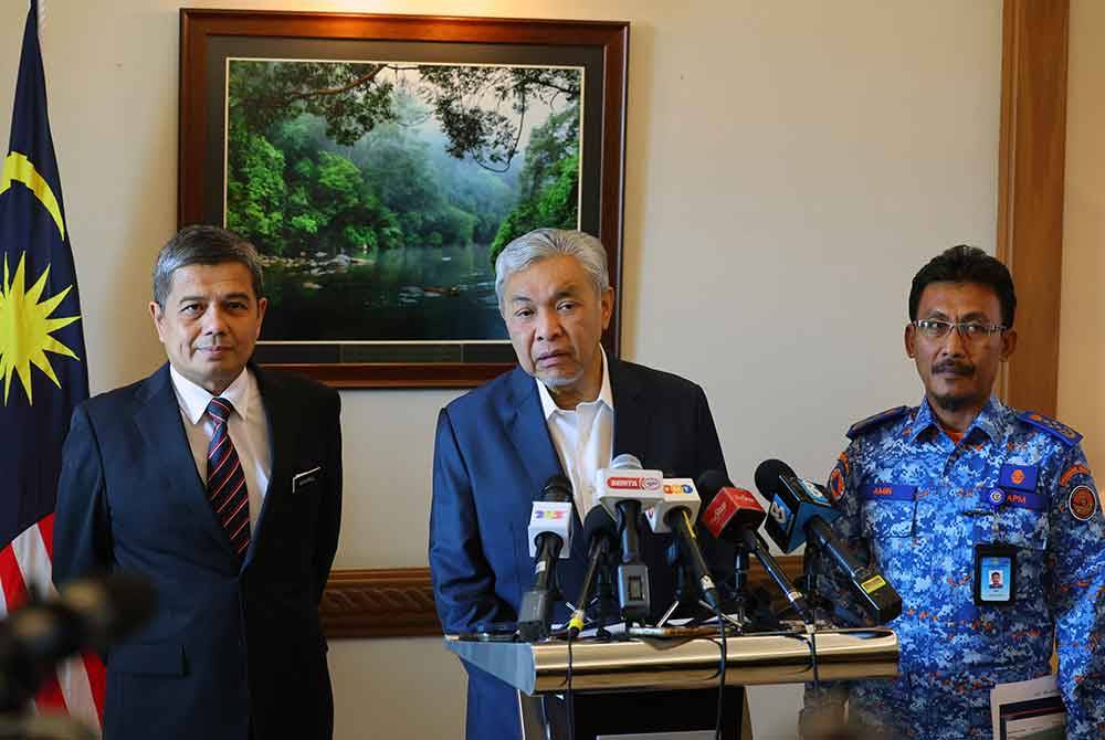 Ahmad Zahid (tengah) ketika sidang media selepas mempengerusikan Taklimat dan Penyelarasan Situasi Bencana Terkini di Bangunan Perdana Putra pada Selasa. Foto Bernama