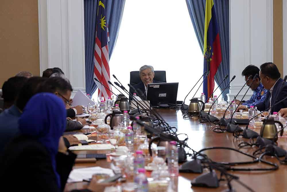 Ahmad Zahid (tengah) mempengerusikan Taklimat dan Penyelarasan Situasi Bencana Terkini di Bangunan Perdana Putra pada Selasa. Foto Bernama