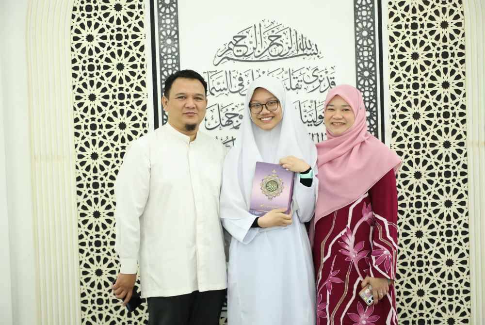 Fadhlina (kanan) hadir pada majlis khatam al-Quran anaknya Maryam di sebuah sekolah menengah di ibu negara pada Selasa.