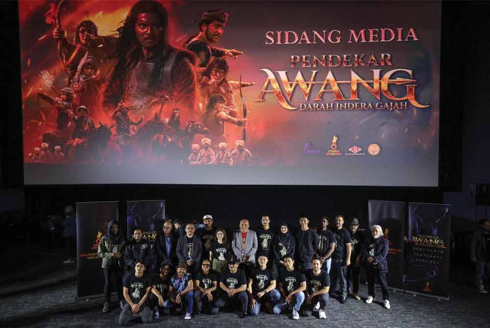 Barisan pelakon bersama penerbit Abdul Rahman Dali (tujuh dari kiri); pengarah, Saiful Reza (dua dari kiri) dan Shahruddin (empat dari kiri) di tayangan perdana Pendekar Awang : Darah Indera Gajah di GSC IOI City Mall, Putrajaya pada Selasa.