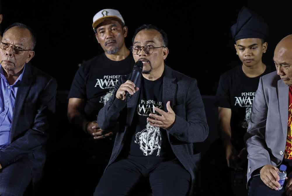 Shahruddin Daly (tengah).