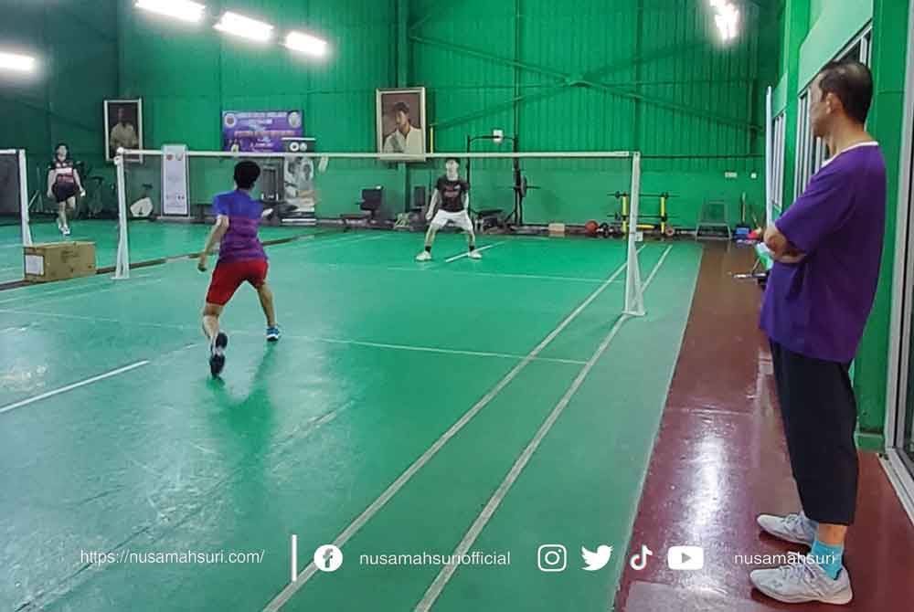 Datuk Misbun Sidek 'melanyak' tiga pemain remaja Thailand ketika menjalani latihan bersama Nusa Mahsuri pada Selasa. Foto FB Nusa Mahsuri.