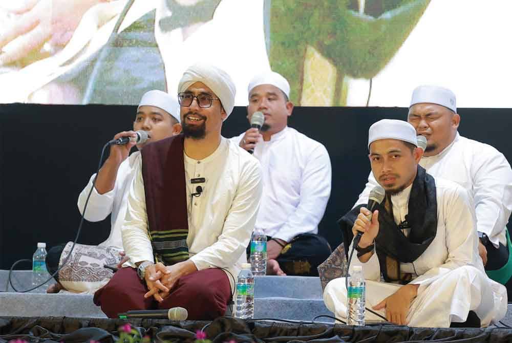 Kehadiran pendakwah selebriti, Don Daniyal Don Biyajid atau dikenali Ustaz Don memeriahkan prigram berselawat di Dataran Sultan Azlan Shah, Ipoh pada Selasa.