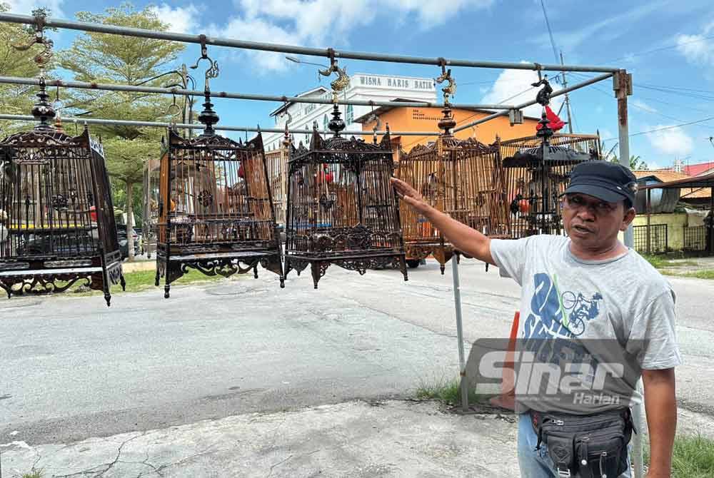 Sangkar-sangkar burung pelanggan yang dibaiki oleh Che Roslan. Foto Sinar Harian-ADILA SHARINNI WAHID