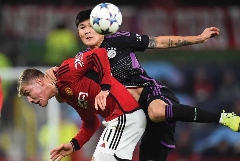 Kim Min-jae (kanan) mengasak penyerang Manchester United, Rasmus Hojlund semasa pertemuan peringkat kumpulan Liga Juara-Juara di Old Trafford pada awal Disember lalu. Foto: AFP