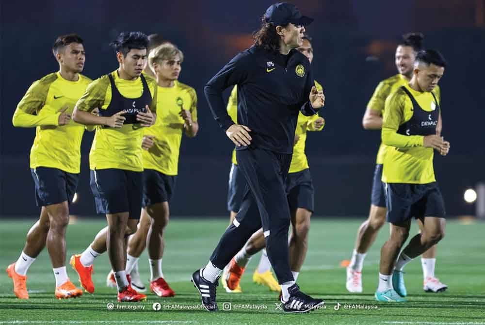 Pan-gon (depan) dan para pemain skuad negara akan berdepan Jordan pada aksi pertama Piala Asia di Doha pada 15 Januari. Foto FB FAM