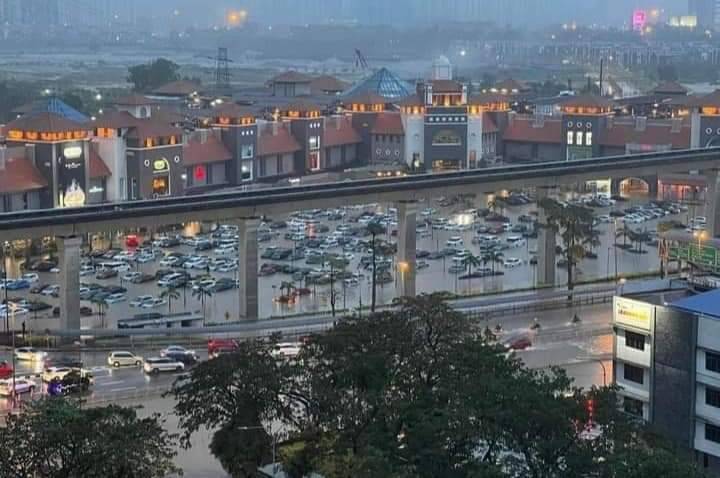 Banjir kilat pada 16 Disember lalu mengakibatkan pusat beli-belah IOI Mall, Puchong ditenggelami air dan menyebabkan banyak kenderaan terkandas.