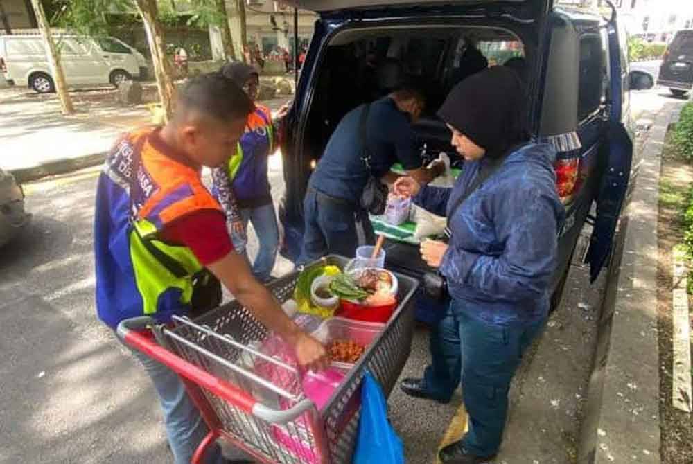 Anggota penguatkuasa DBKL mengambil tindakan sita dan pindah barangan penjajaan peniaga warga asing