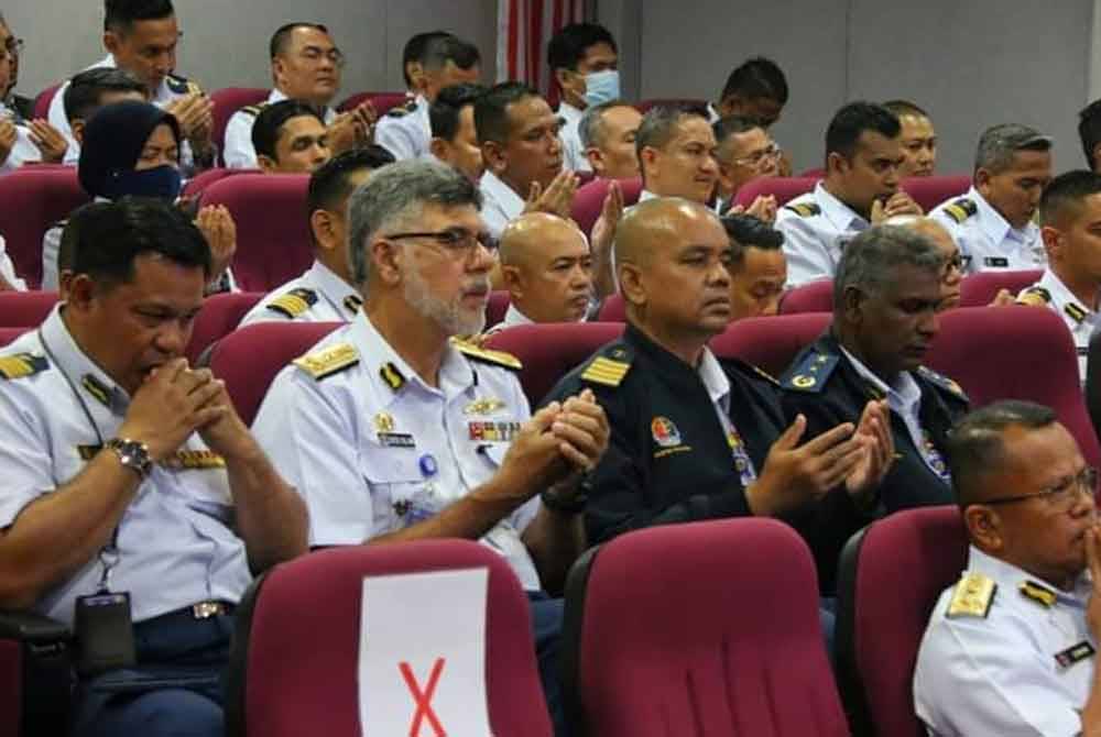 Antara pegawai dan anggota Maritim Malaysia yang menghadiri Majlis Amanat Tahun Baharu 2024 di Ibu Pejabat Maritim Malaysia pada Selasa.