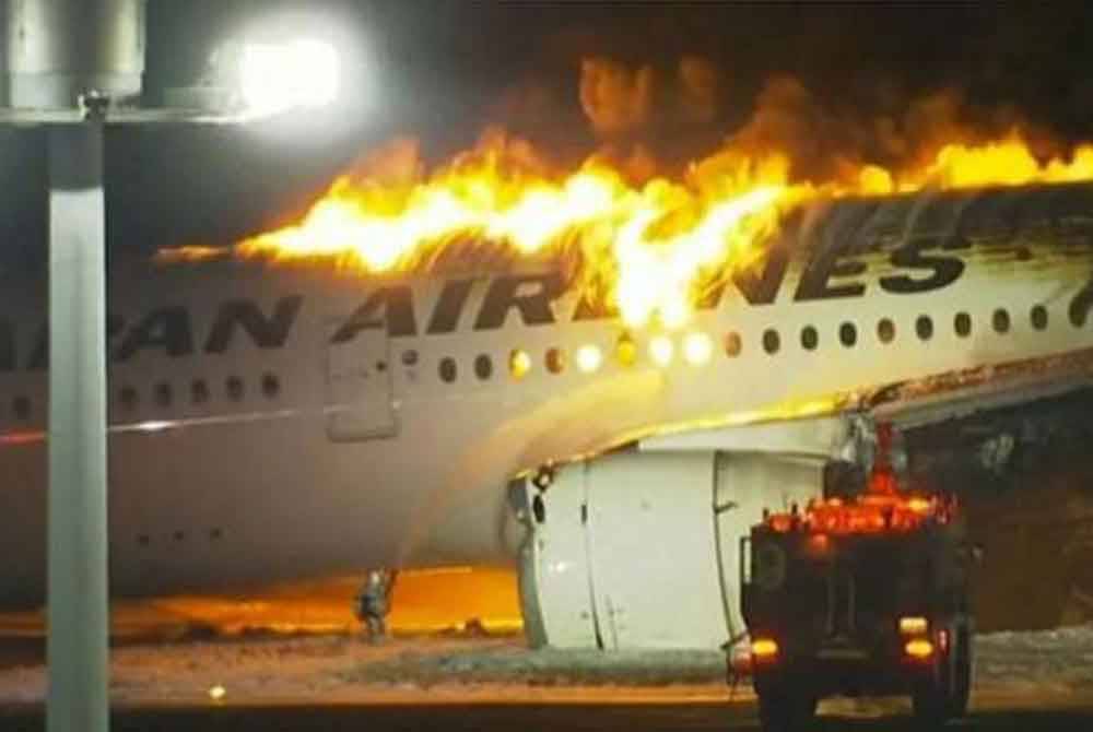 Tangkap layar dari video yang dikongsi pengguna media sosial berkaitan kejadian pesawat terbakar di Lapangan Terbang Haneda. - Foto Agensi
