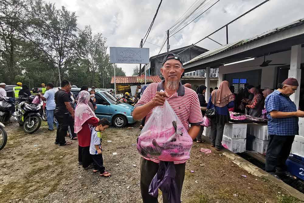 Kamaruddin menganggap ikan siakap harga murah yang dibeli itu merupakan bonus kepada peniaga kedai makan.