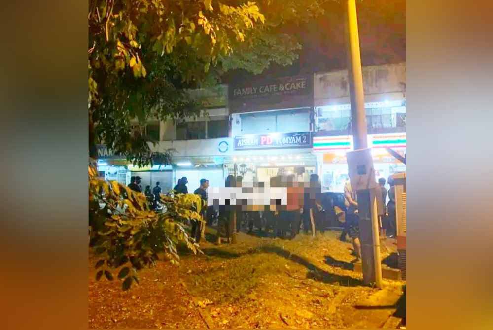 Seorang lelaki ditemui tidak sedarkan diri dalam sebuah kenderaan di hadapan deretan kedai di Pasar Cabang Tiga Pengkalan Chepa di Kota Bharu pada Selasa. Foto pembaca