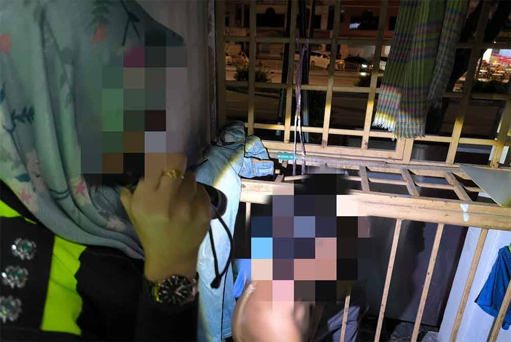 Keadaan rumah yang diperiksa sewaktu Ops Sapu di Skudai, awal pagi Rabu.- Foto JIM Johor