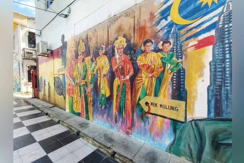 
Teater Mek Mulung antara yang diterjemahkan oleh pelukis dalam lukisan mural di Ceruq Seni Jitra.