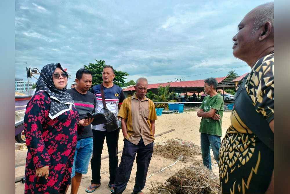
Tuminah (kiri) ketika mendengar permasalahan nelayan di Pantai Puteri di sini, pada Rabu.