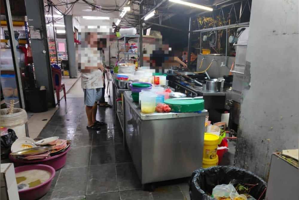 Salah sebuah premis yang diperiksa dalam penguatkuasaan gerai dalam kedai sekitar Klang.