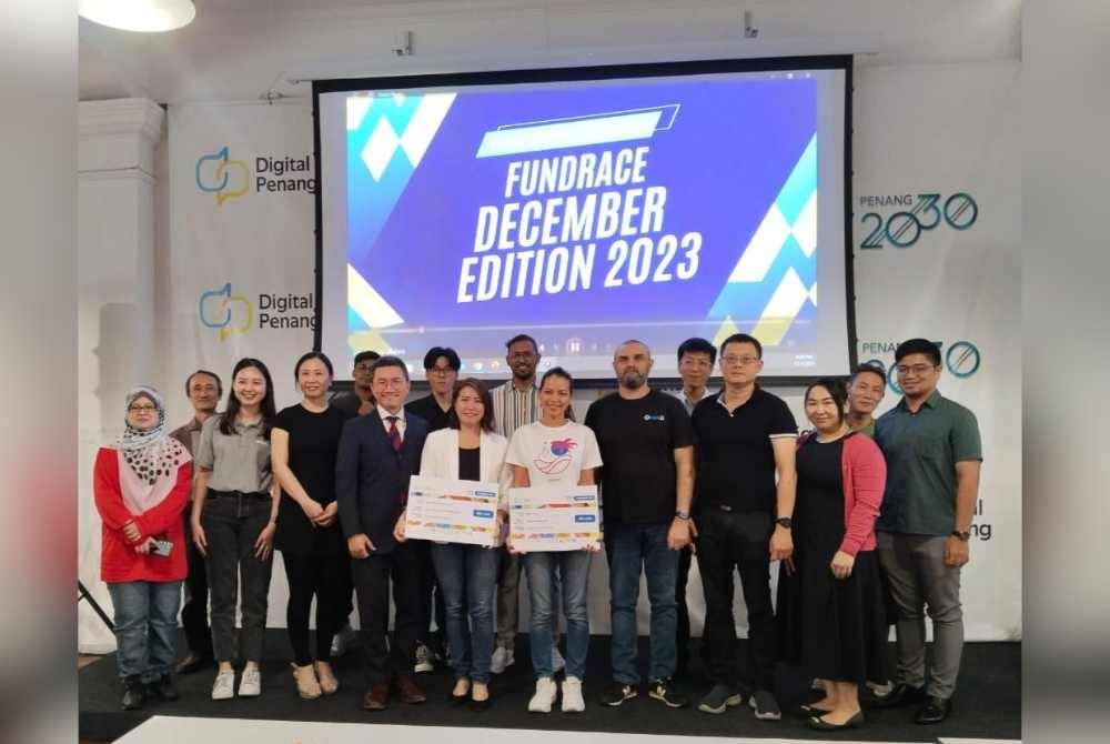 Alan (empat dari kiri) dan Wendy (lima dari kiri) menerima Anugerah Perniagaan Paling Berdaya-Labur bersama enam peserta akhir yang lain selepas sesi pembentangan acara berkenaan.