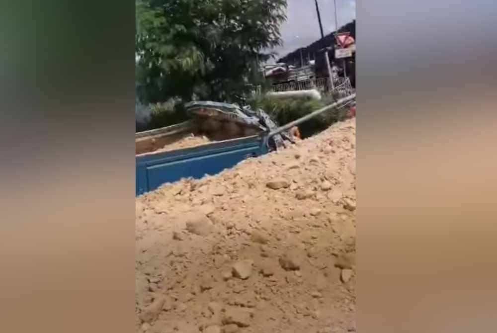 Pemandu maut selepas lori dipandunya terbabas dan terjunam dalam parit di persimpangan lampu isyarat Jalan Meru Tambahan, dekat sini pada Rabu.