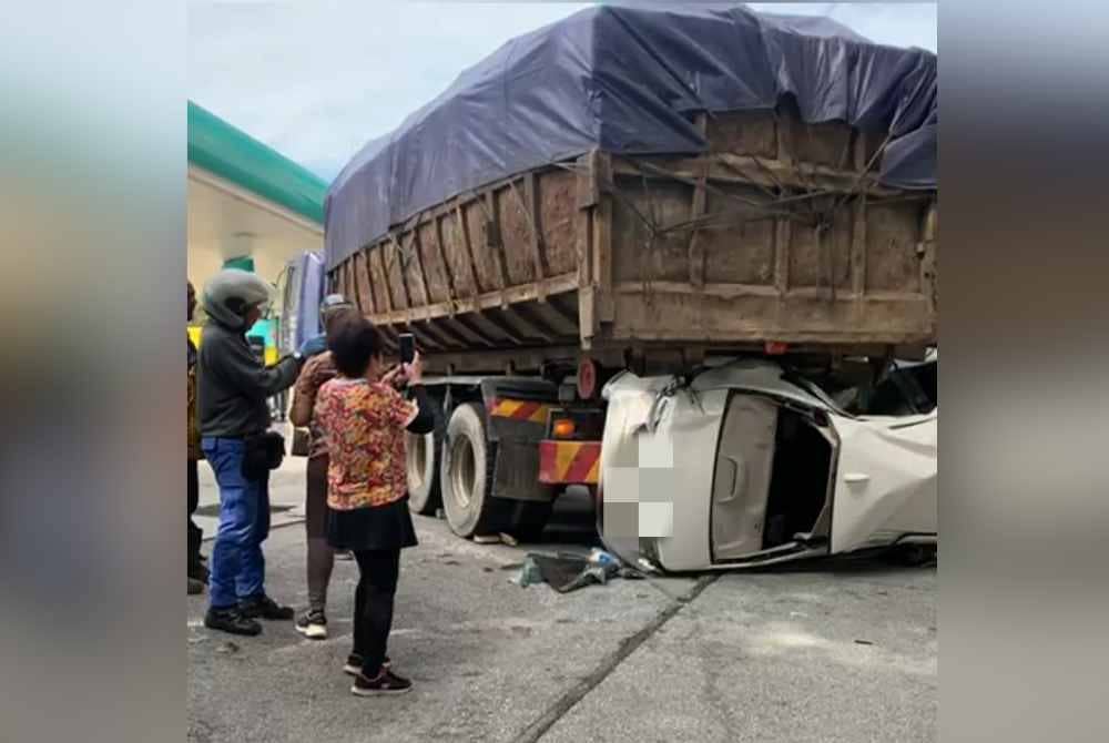 Video tular di lokasi kejadian memaparkan sebuah kereta dilanggar sebuah lori.