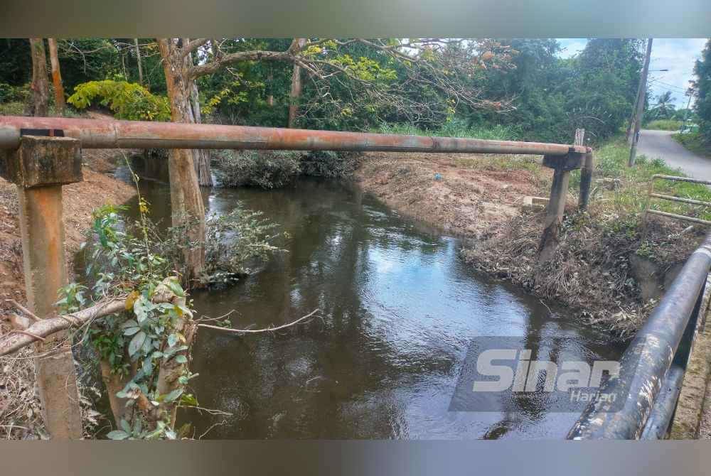Keadaan air Sungai Chengal dekat Kampung Paya Kecik berubah warna dan berbau busuk setiap kali selepas air pasang besar.