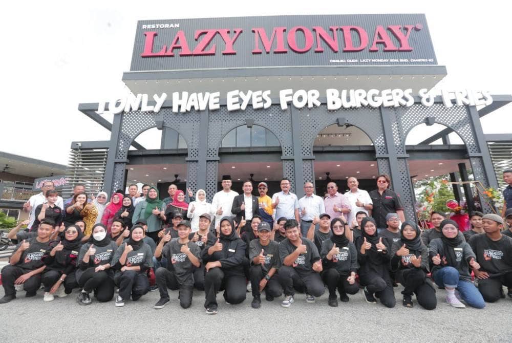 Onn Hafiz (berdiri tujuh dari kanan) dan Mohd Hairi (berdiri lima dari kanan) merakam kenangan selepas Majlis Perasmian Outlet Lazy Monday di Tebing@Bandar Dato Onn, Johor Bahru, pada Rabu