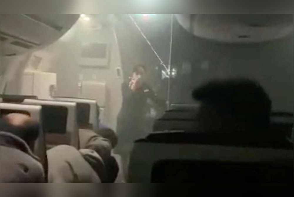 Rakaman detik cemas ketika bahagian kabin pesawat diselubungi asap sejurus pertembungan itu berlaku.