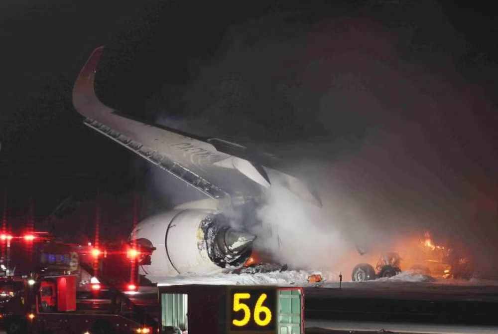 Kira-kira 115 anggota bomba dikerahkan ke landasan berkenaan.