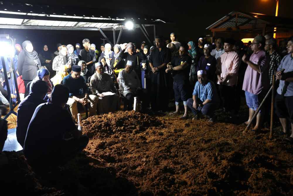 Jenazah Fadzilah selamat dikebumikan di tanah perkuburan Taman Raudhatul Jannah Khariah, Kampung Limau Manis, Kajang hari ini. Foto Bernama
